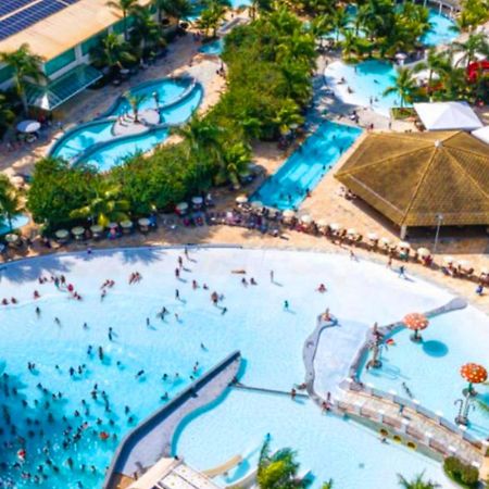 Apto Completo Com Parque Aquatico 24 Horas Lacqua Diroma Caldas Novas Esterno foto
